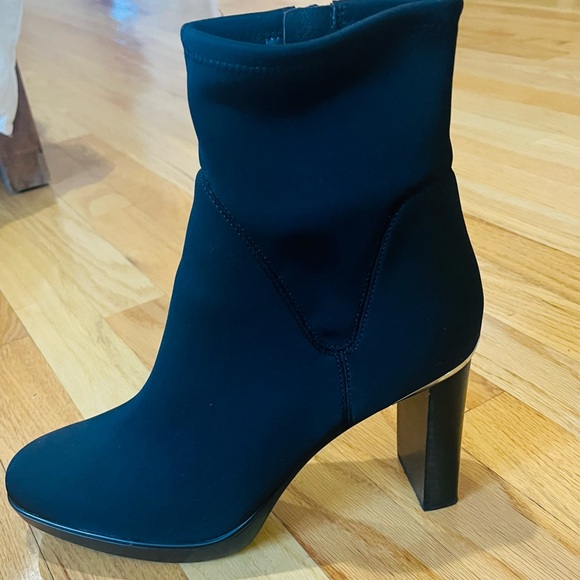 Donald J. Pliner Black Empress High Heel Boot. Size 8.5. Almost new condition. - Picture 5 of 9